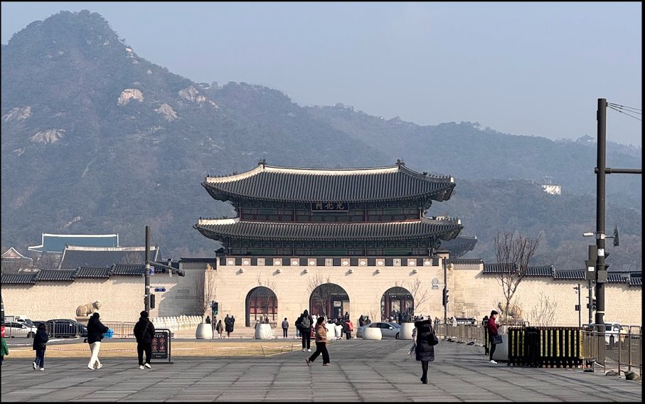 Gwanghwamun, the main gate of Gyeongbokgung Palace, with mountains behind it